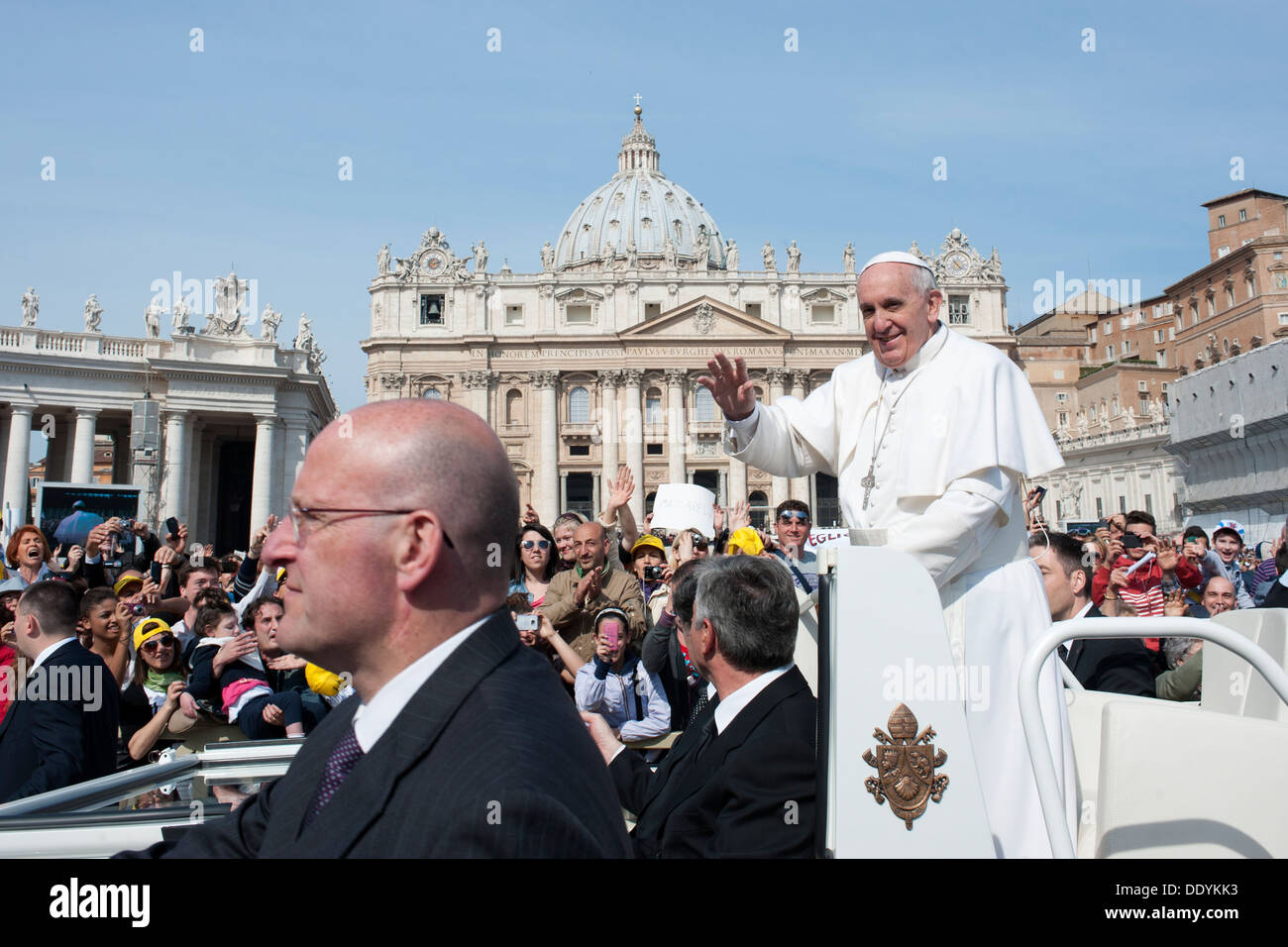 Le pape François salue les fidèles sur la place Saint-Pierre. Banque D'Images