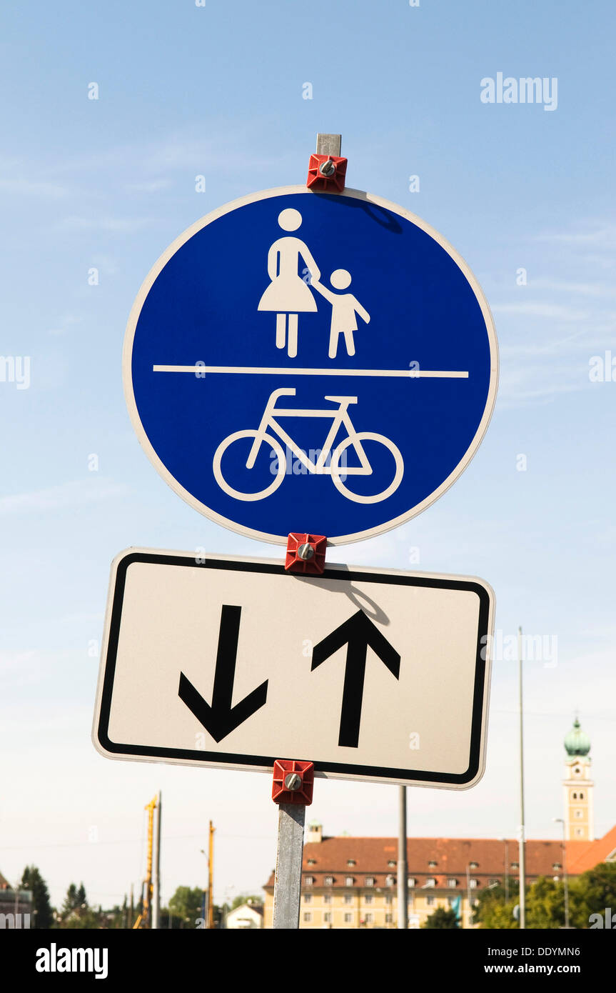 Piste cyclable et piétonne signe pour la circulation venant en sens inverse, Saint Joseph Accueil pour les personnes âgées à l'arrière, Munich, Bavière Banque D'Images