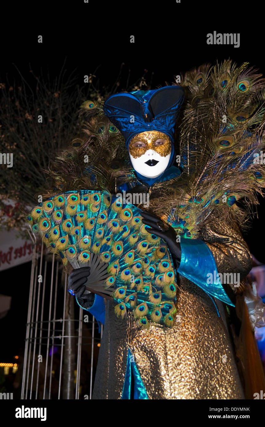 Costume orné de plumes de paon et un masque d'or, juste vénitien, Ludwigsburg, Bade-Wurtemberg Banque D'Images