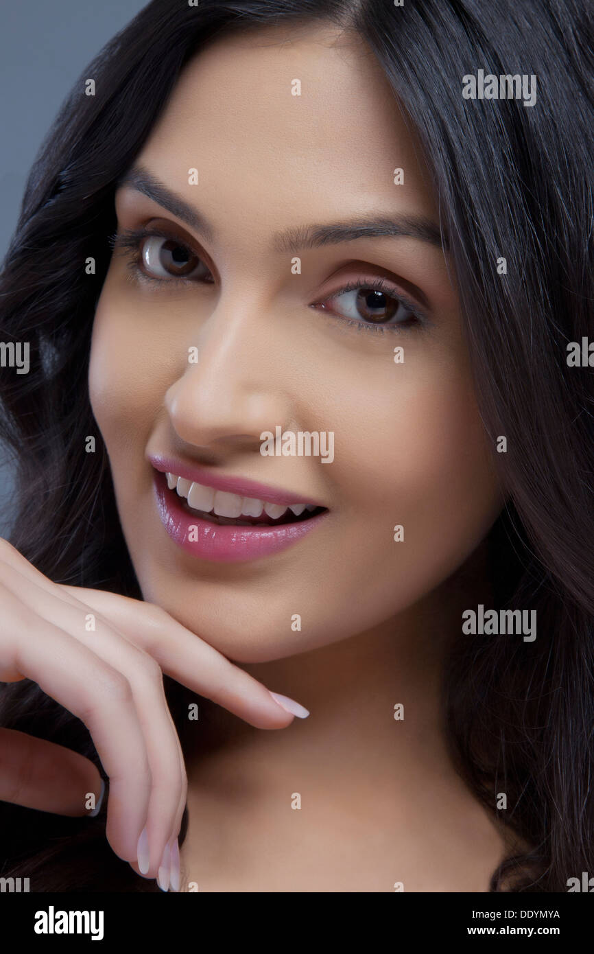 Portrait of a cute young female smiling sur fond coloré Banque D'Images