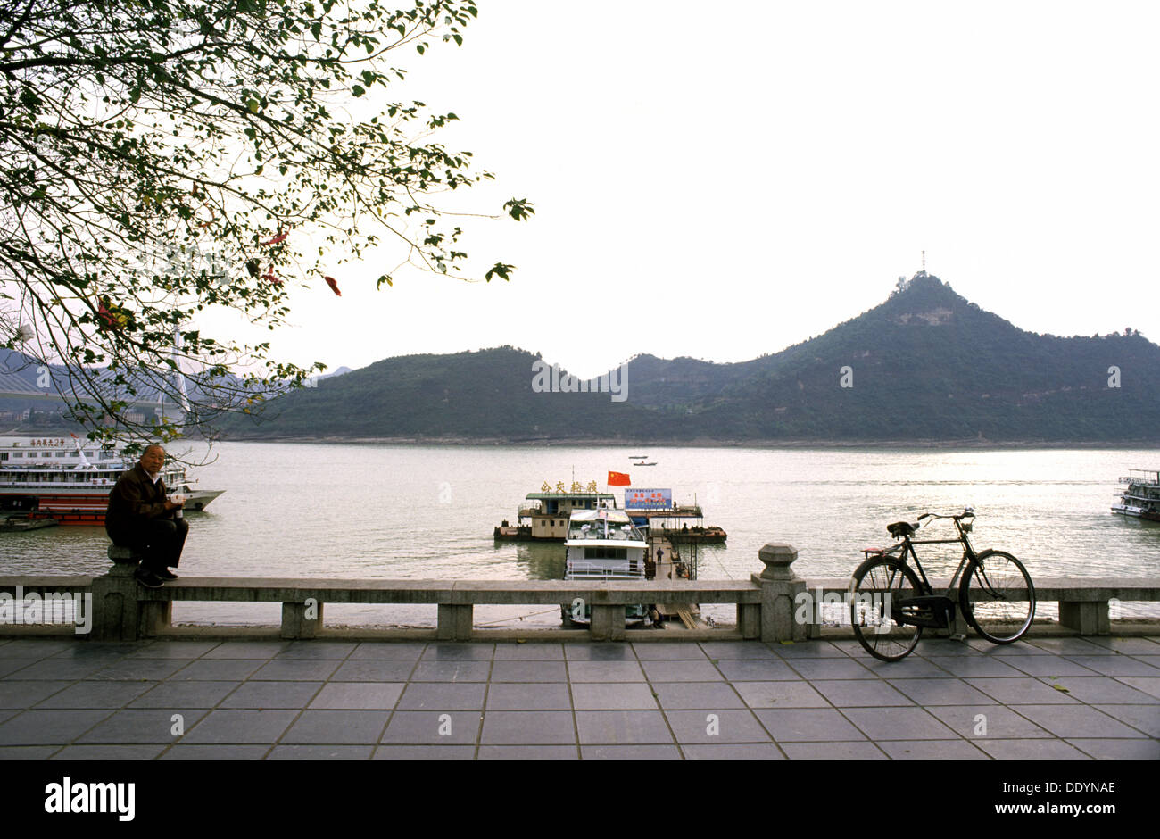 Vue sur le Yangtze River Crossing Yichang une ville située dans l'ouest de la province de Hubei, Chine Banque D'Images