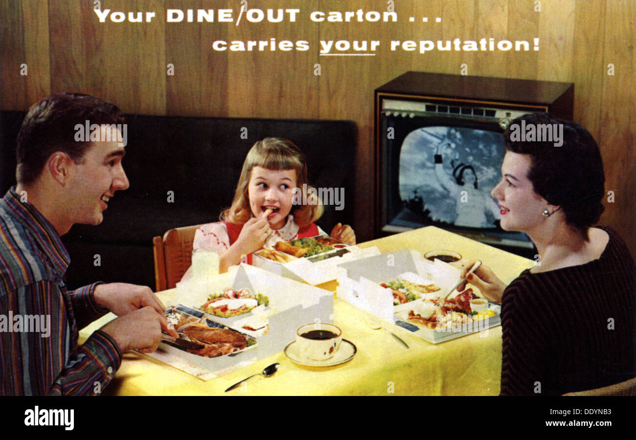 Une famille de manger de la nourriture à emporter devant une télévision, Menasha, Wisconsin, USA, 1959. Artiste : Inconnu Banque D'Images Une famille de manger de la nourriture à emporter devant une télévision, Menasha, Wisconsin, USA, 1959. Artiste : Inconnu Banque D'Images