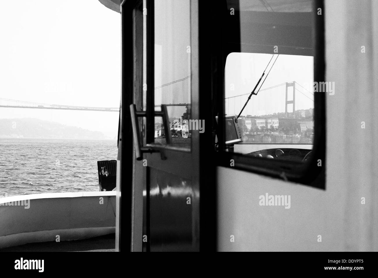 Pont du Bosphore à Istanbul reflète dans un bateau fenêtre dans le Bosphore Banque D'Images