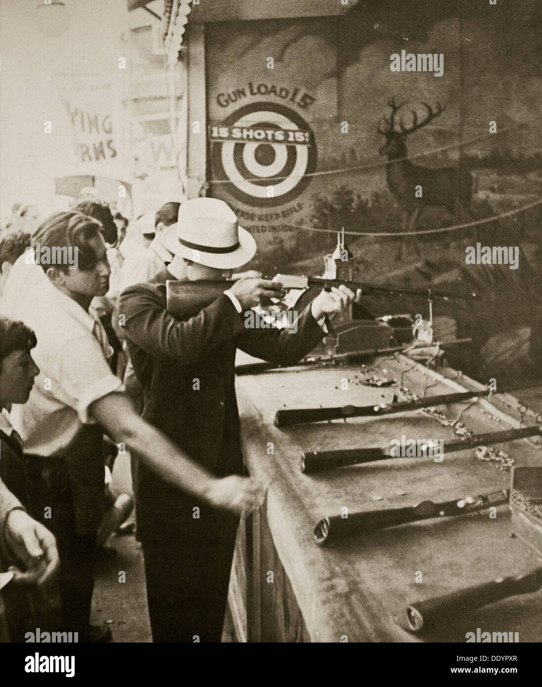 Tir à l'Amusement Park, Coney Island, New York, USA, au début des années 1930. Artiste : Inconnu Banque D'Images