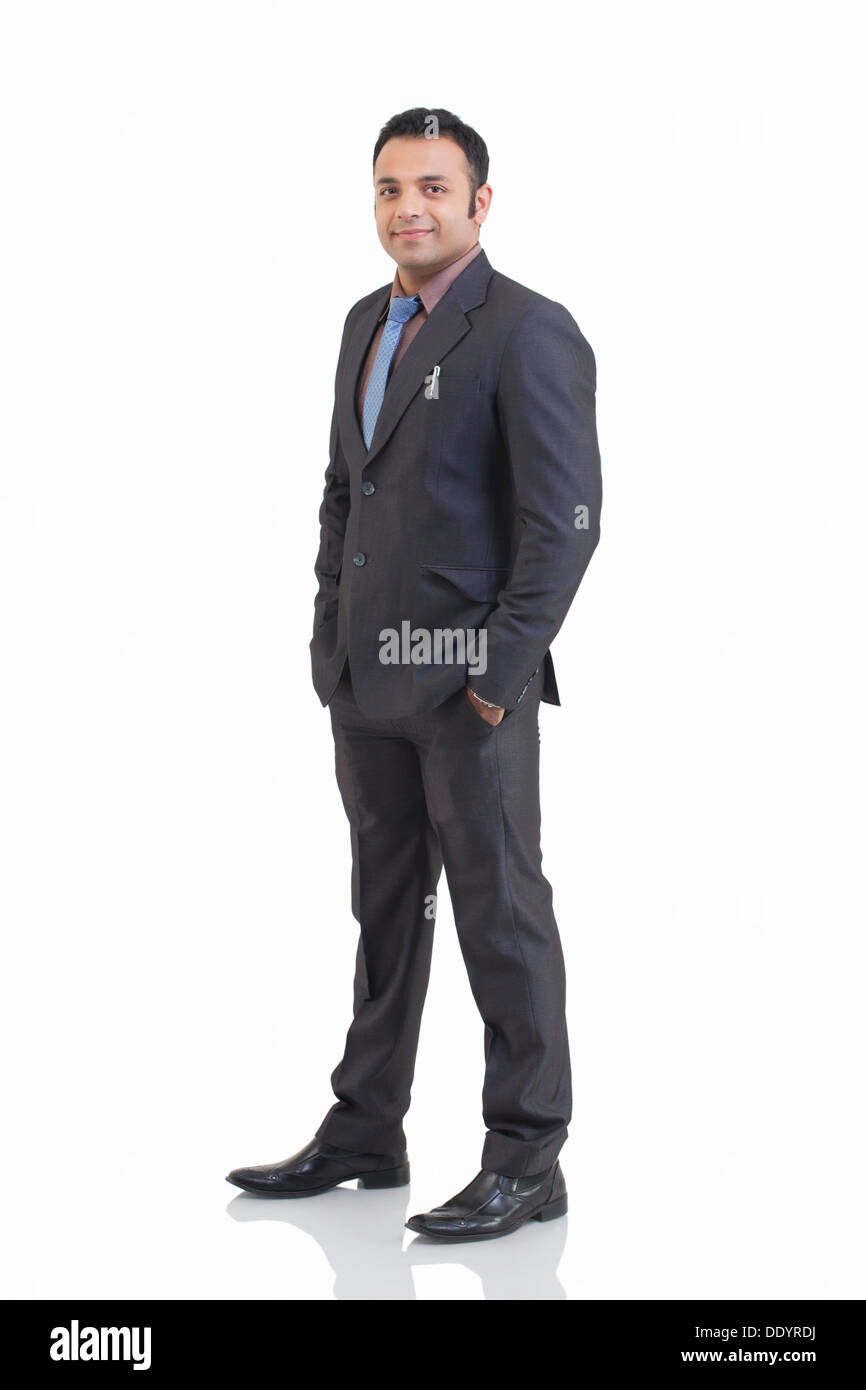 Full Length portrait of Mid adult businessman with hand in pocket isolé sur fond blanc Banque D'Images