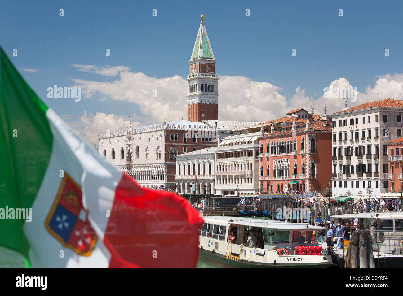 Le palais des Doges (Palazzo Ducale) et St Mark's (Campanile Campanile di San Marco) à Venise, Vénétie, Italie Banque D'Images