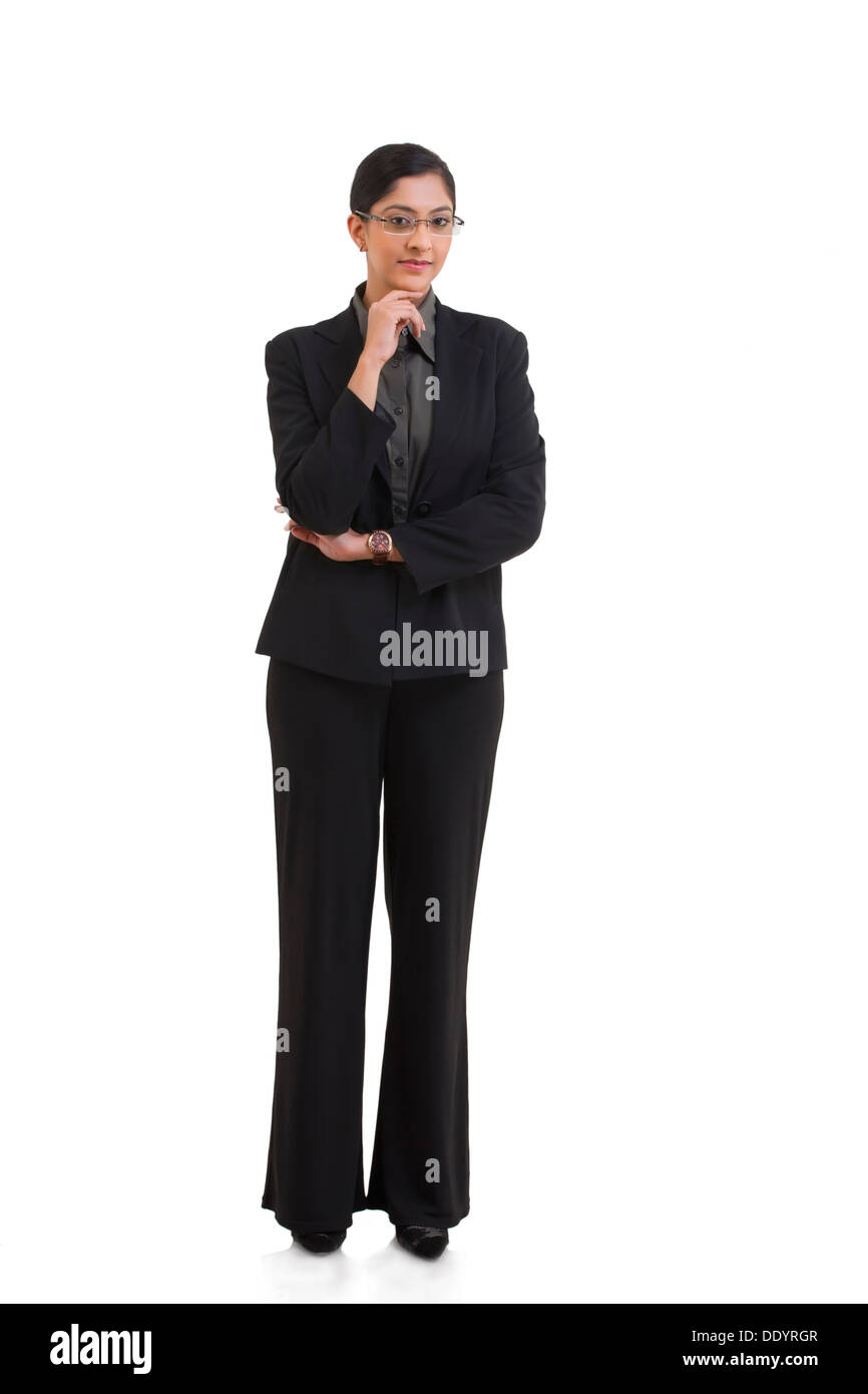 Portrait of confident businesswoman with hand on chin contre fond blanc Banque D'Images