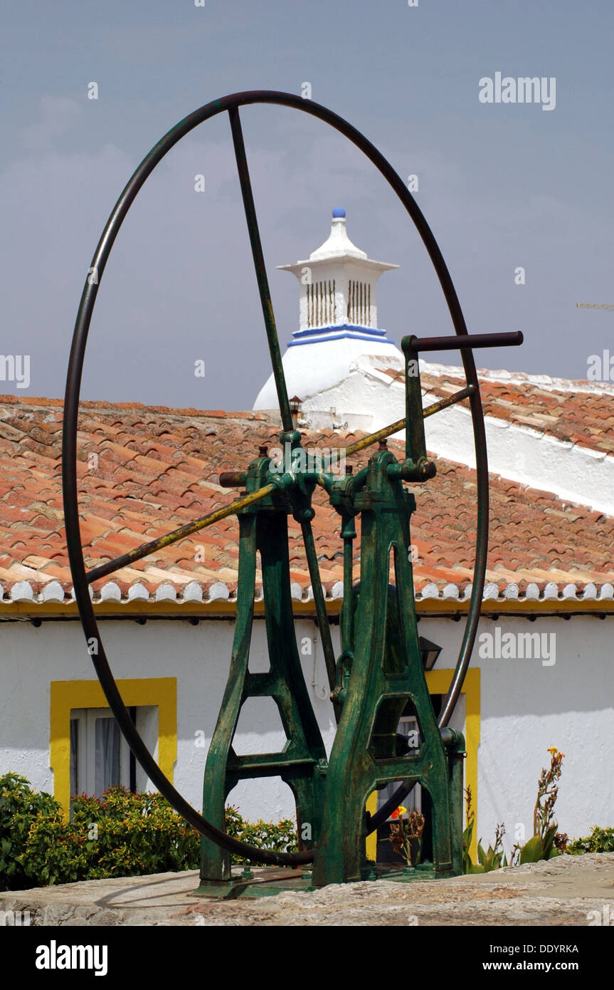 Ancien fer à repasser waterwheel village de Cacela Velha, dans le sud du Portugal Algarve Banque D'Images