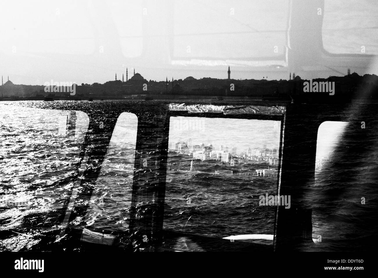 Croisière à bord d'un traversier sur le Bosphore à Istanbul Turquie avec la Mosquée de Suleymaniye dans la distance Banque D'Images