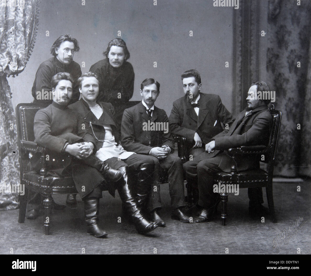L'auteur russe Maxime Gorki dans le cder (mercredi) Groupe de la littérature, 1902. Artiste : Inconnu Banque D'Images