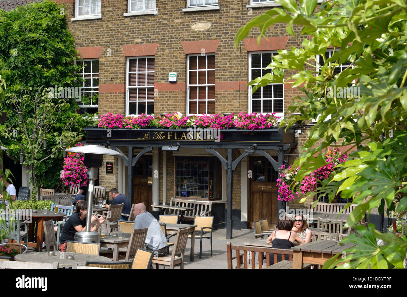 Le ballon pub à Highgate Village, London, UK. Banque D'Images