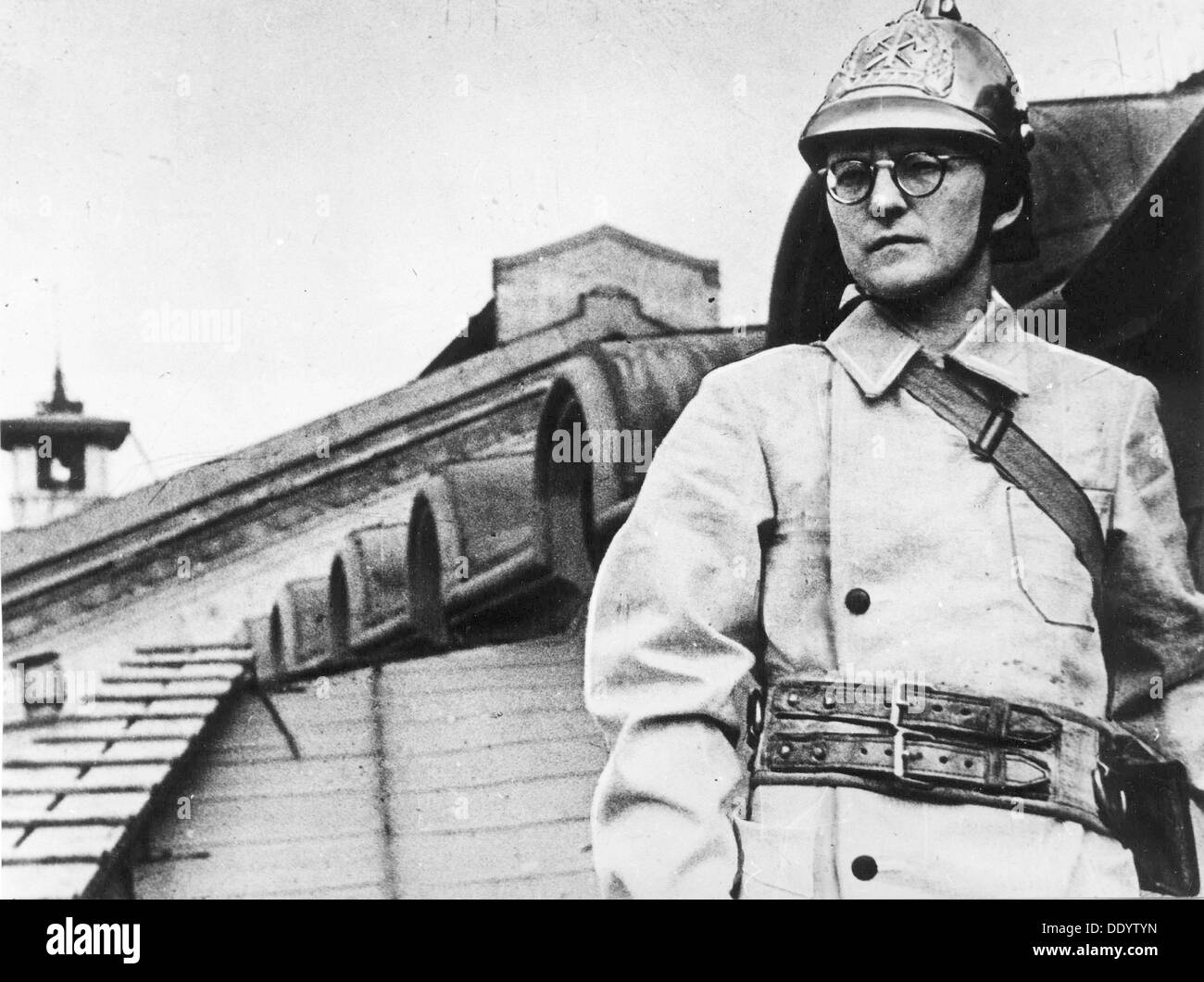 Dmitri Chostakovitch, compositeur russe, pendant le siège de Leningrad, URSS, la guerre de 1941. Artiste : Anon Banque D'Images