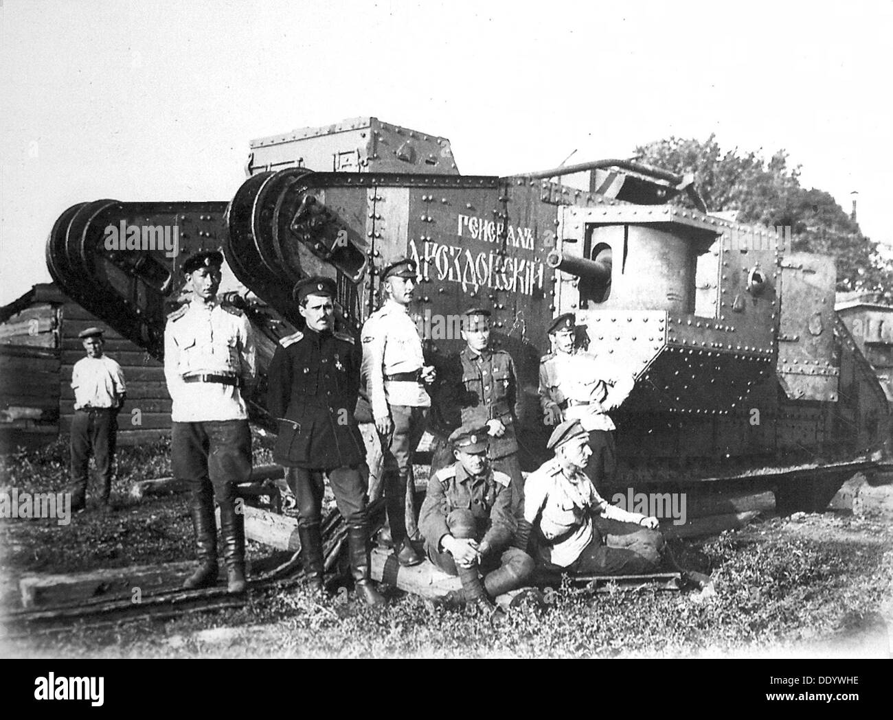 Des soldats de l'armée volontaire avant le tank 'Général Drozdovsky, 1919. Artiste : Anon Banque D'Images
