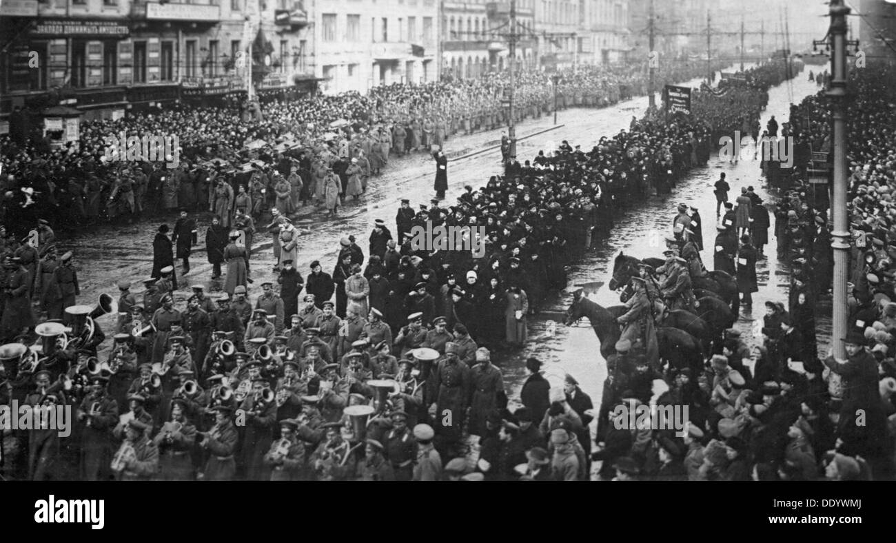 Une cérémonie de deuil pour les victimes de la révolution de février, la Russie, le 5 avril, 1917. Artiste : Anon Banque D'Images