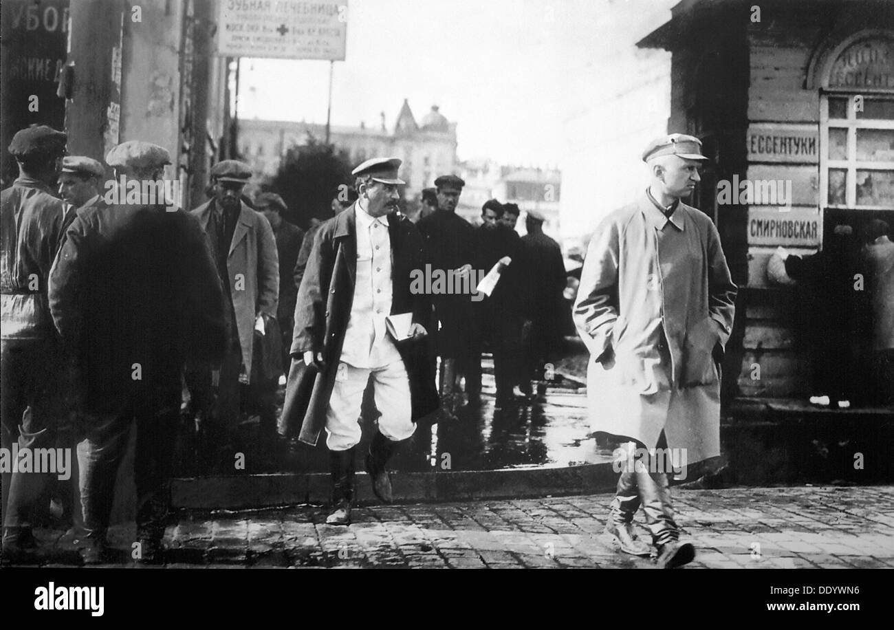 Le leader soviétique Joseph Staline escorté par des agents secrets du GRU, fin des années 20. Artiste : Anon Banque D'Images