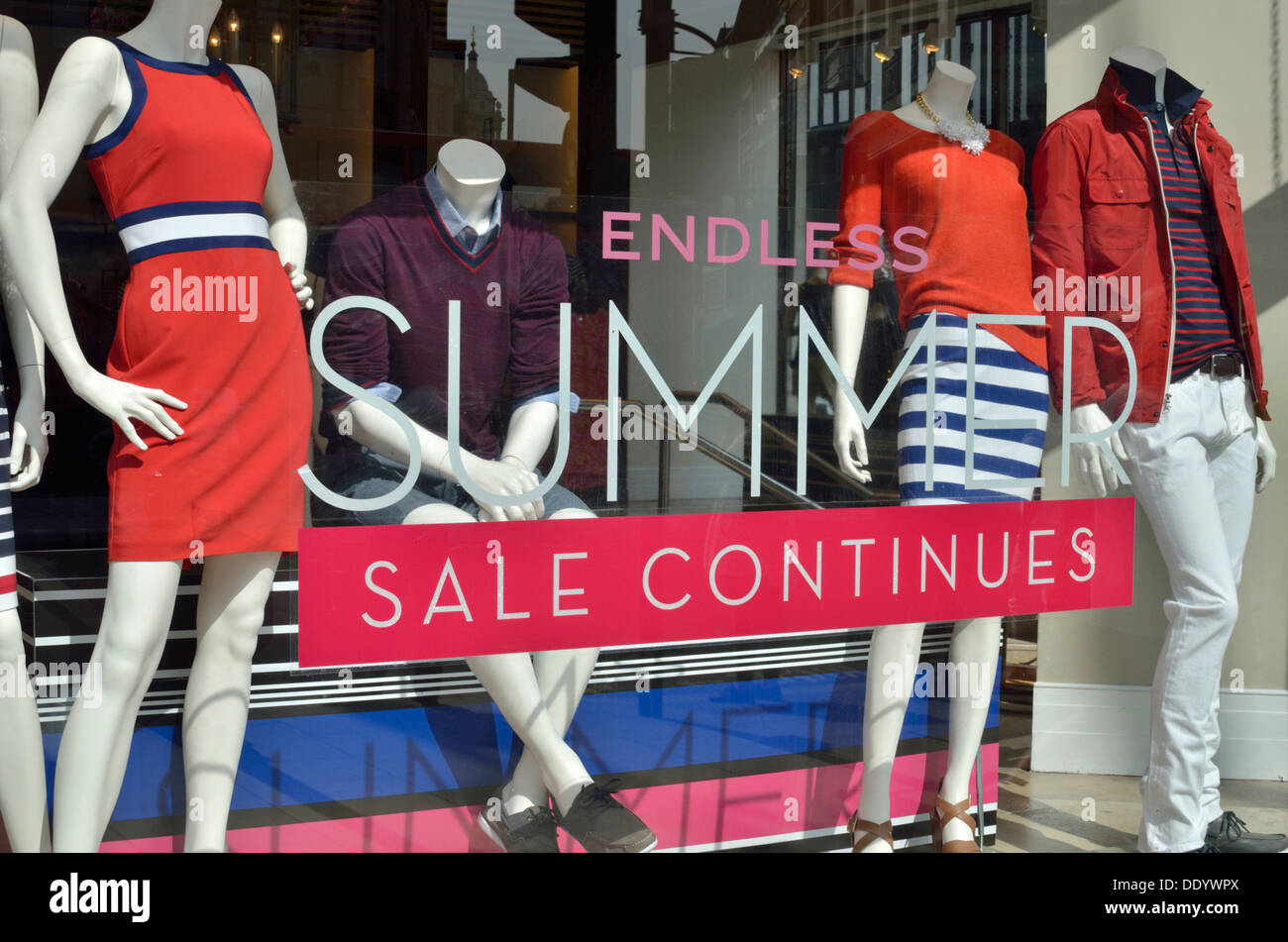 'Summer Vente continue' signe extérieur d'une boutique de mode pour femme, Londres, UK Banque D'Images