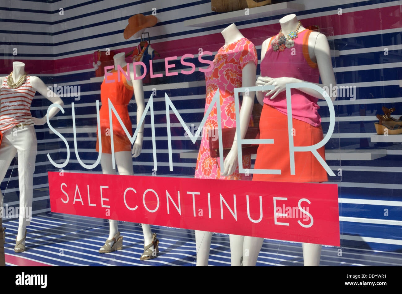 'Summer Vente continue' signe extérieur d'une boutique de mode pour femme, Londres, UK Banque D'Images