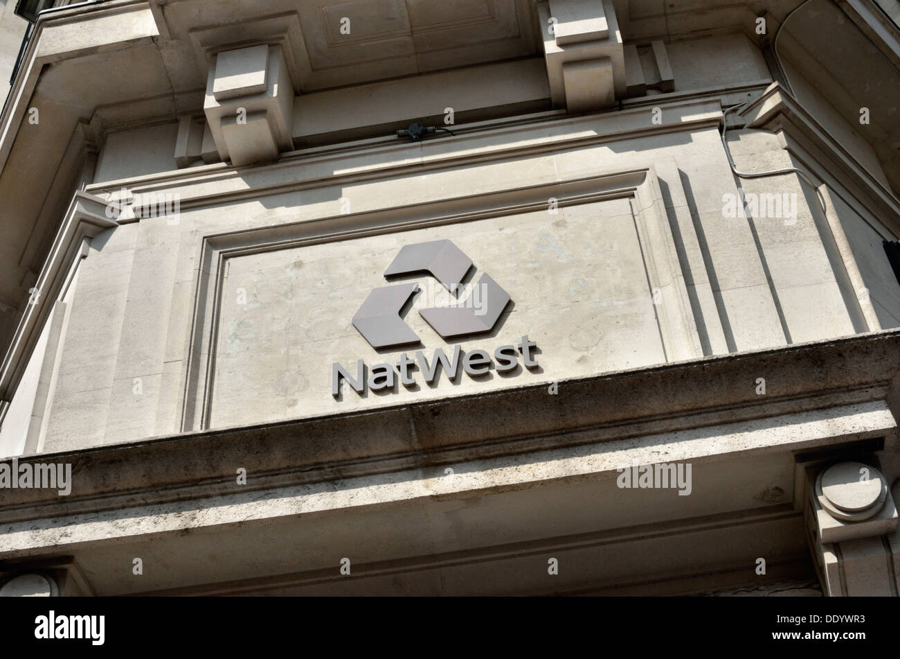 Logo de NatWest Bank au-dessus d'une entrée privée, Regent Street, London, UK. Banque D'Images