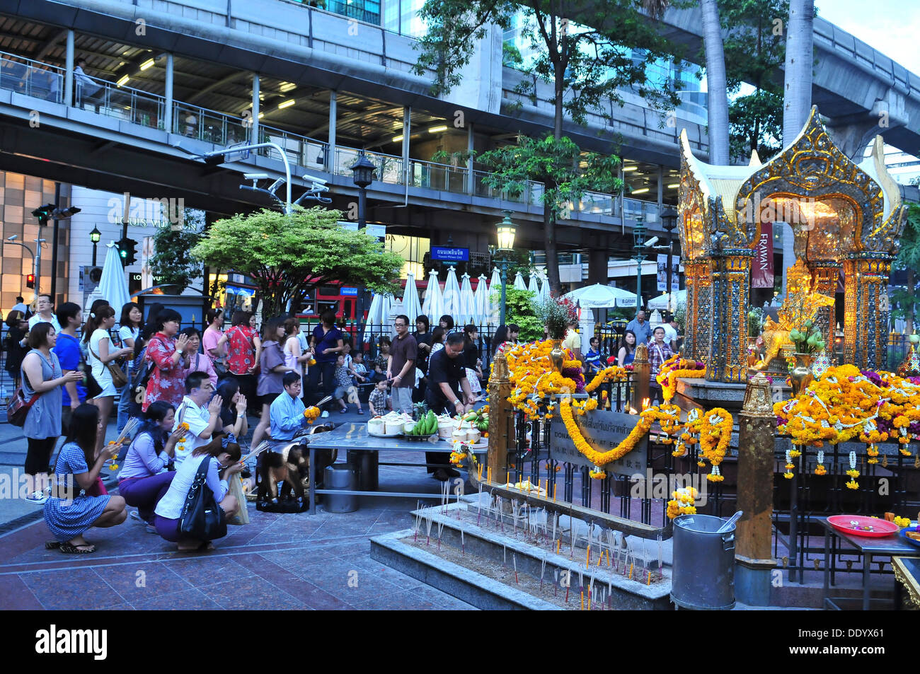 Bangkok attraction populaire - Quatre Bouddha Visage de culte situé à l'intersection de Ratchaprasong district. Banque D'Images