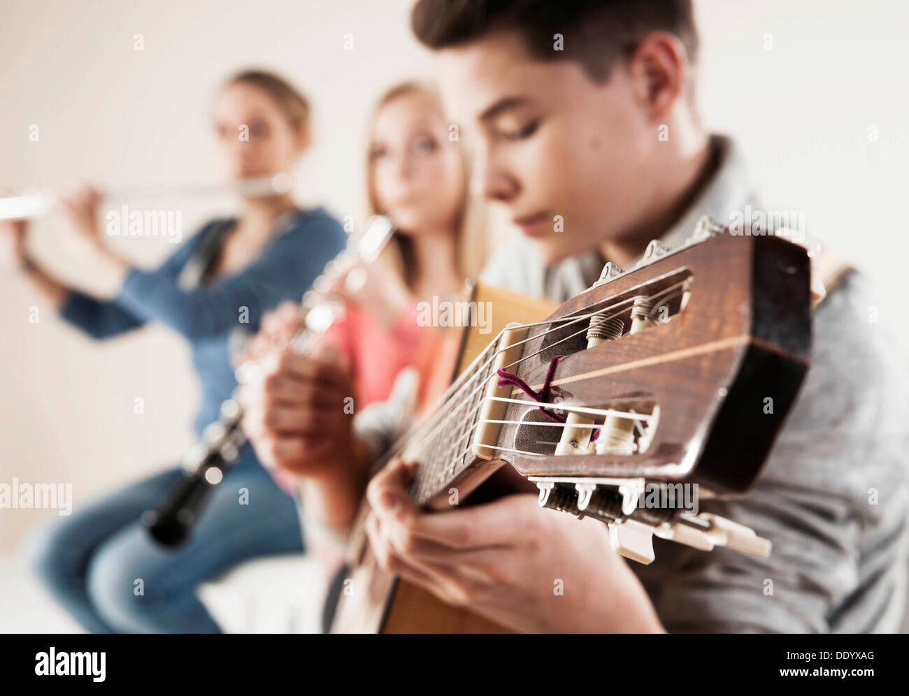 Les adolescents de faire de la musique ensemble Banque D'Images