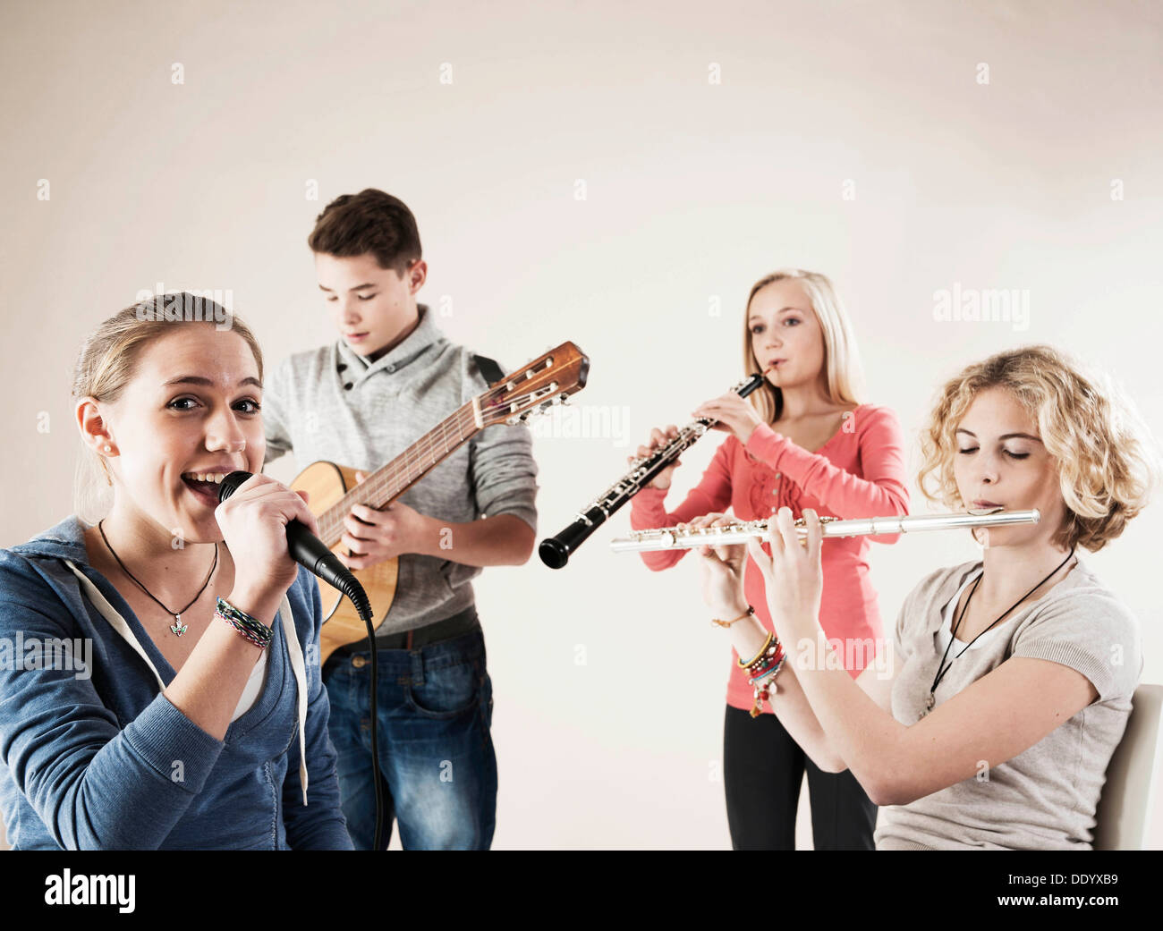 Les adolescents de faire de la musique ensemble Banque D'Images