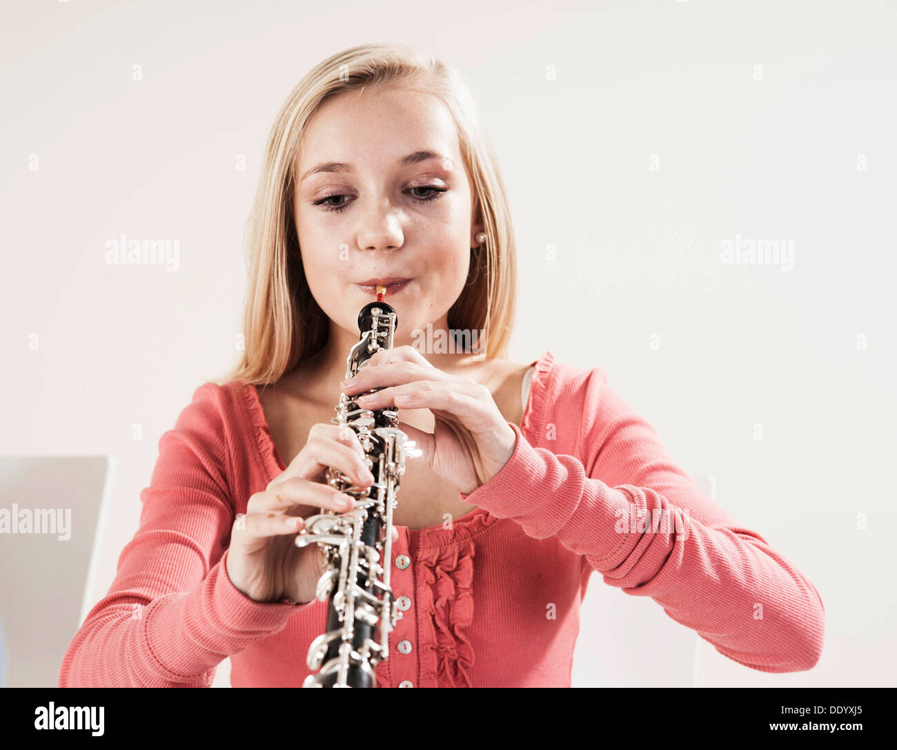Teenage girl playing le hautbois Banque D'Images