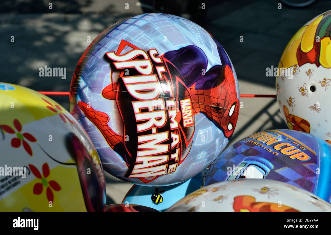 Super héros de bande dessinée Spiderman football en plastique Banque D'Images