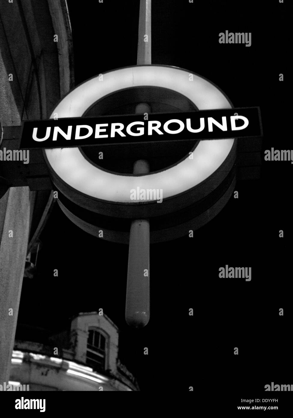 Logo du métro de Londres à la station de métro Liverpool Street, City of London, Londres, Angleterre, RU Banque D'Images