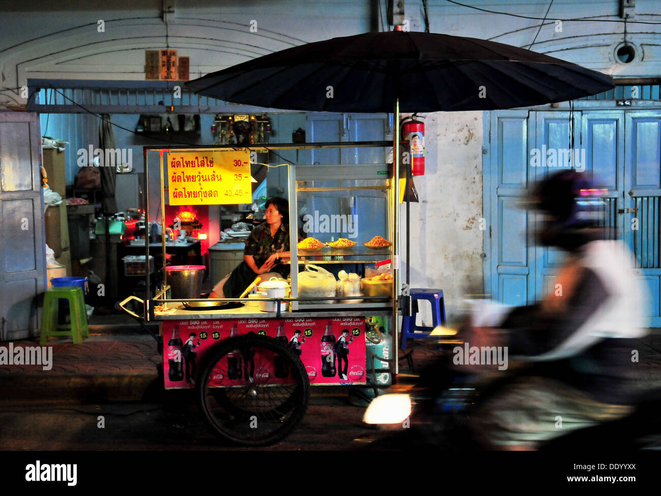 Street food en face de l'ancien magasin, Bangkok, Thaïlande Chinatown Banque D'Images