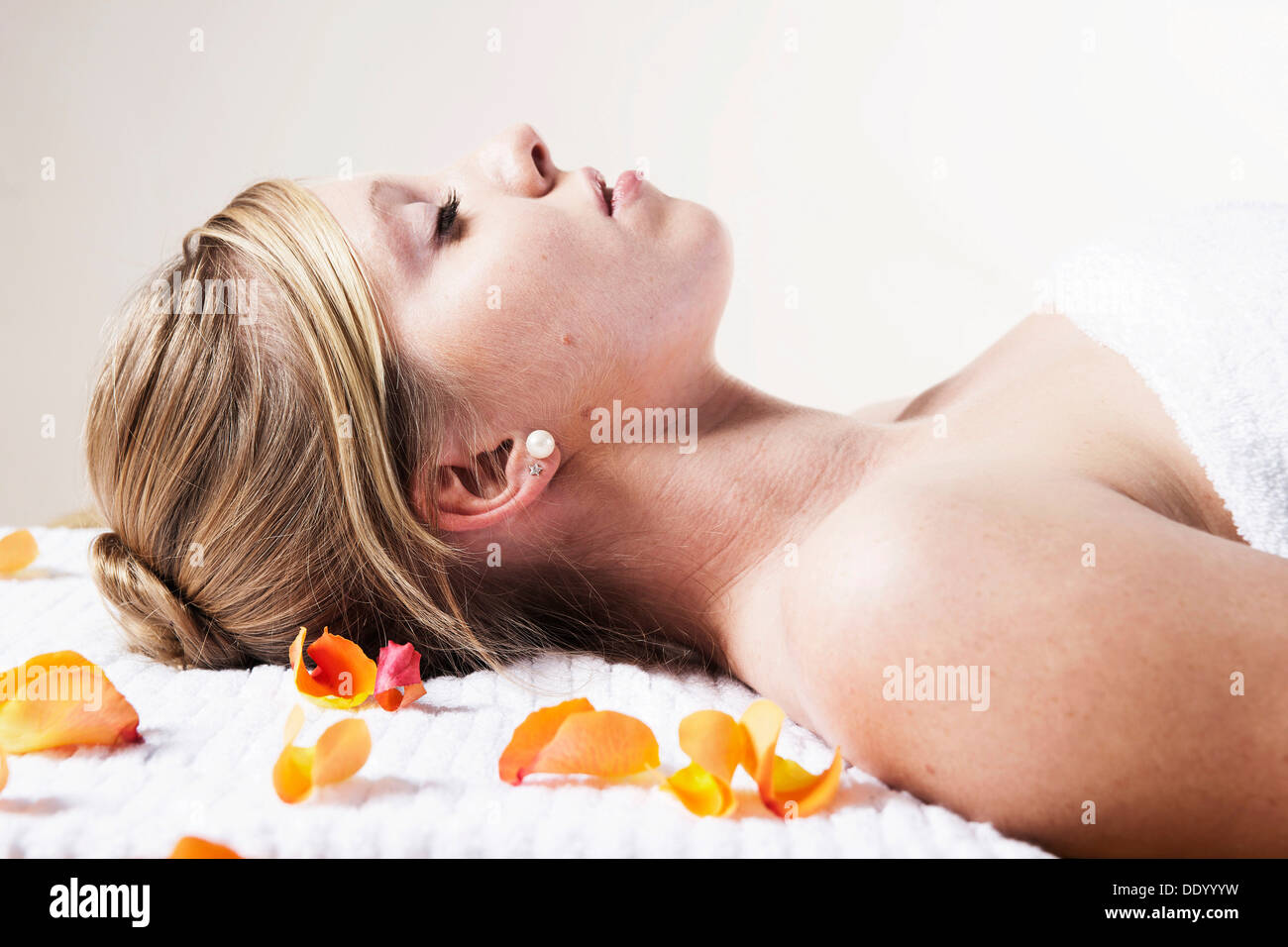 Young woman relaxing while lying on her back Banque D'Images