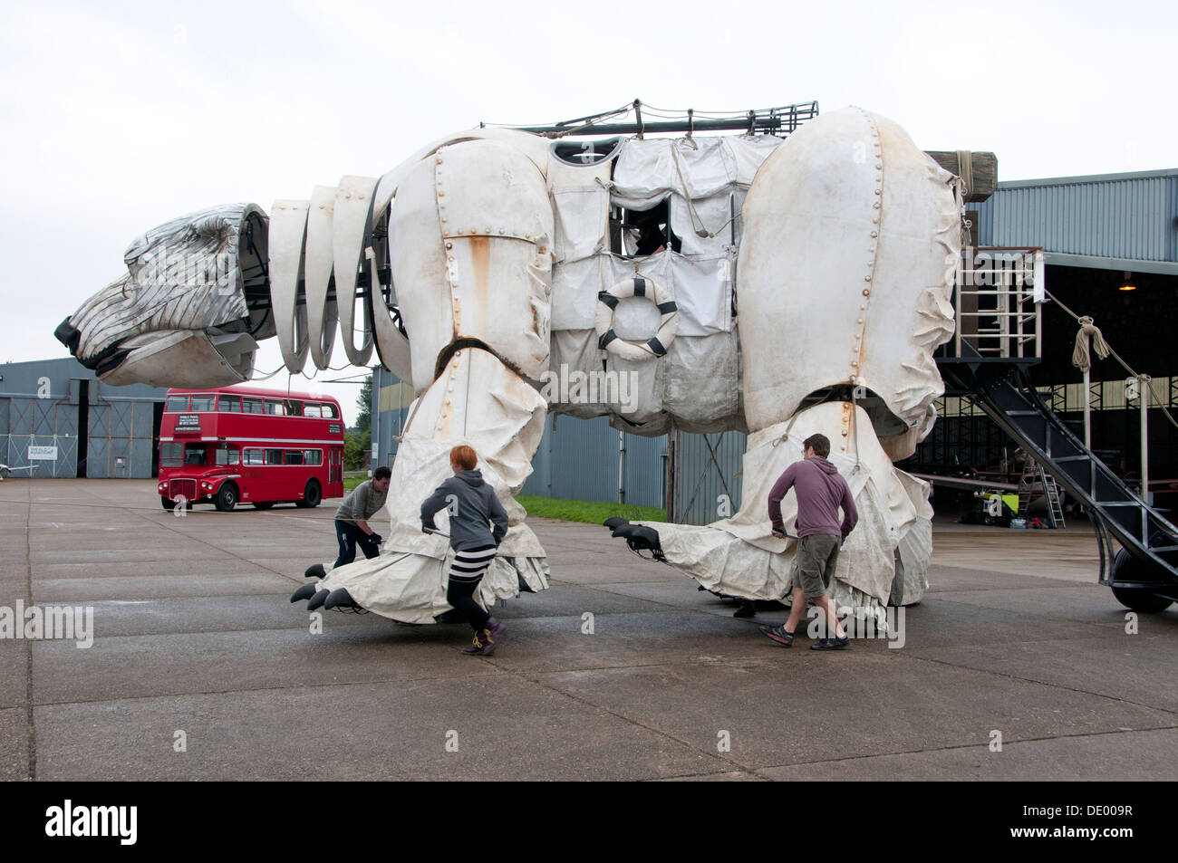 Aurora, les double-decker bus-taille-marionnette ours polaire spécialement commandé par Greenpeace pour mener la parade d'inspiration de l'Arctique Banque D'Images