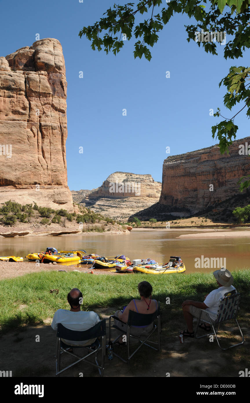 Les gens se détendre à Steamboat Rock à Echo Park pendant le voyage sur la rivière Green dans Dinosaur National Monument (Utah) Banque D'Images