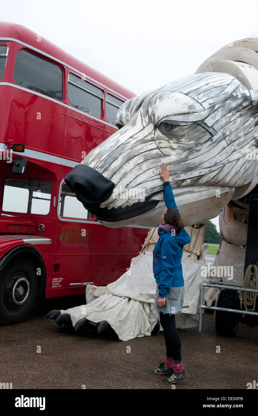 Aurora, les double-decker bus-taille-marionnette ours polaire spécialement commandé par Greenpeace pour mener la parade d'inspiration de l'Arctique Banque D'Images
