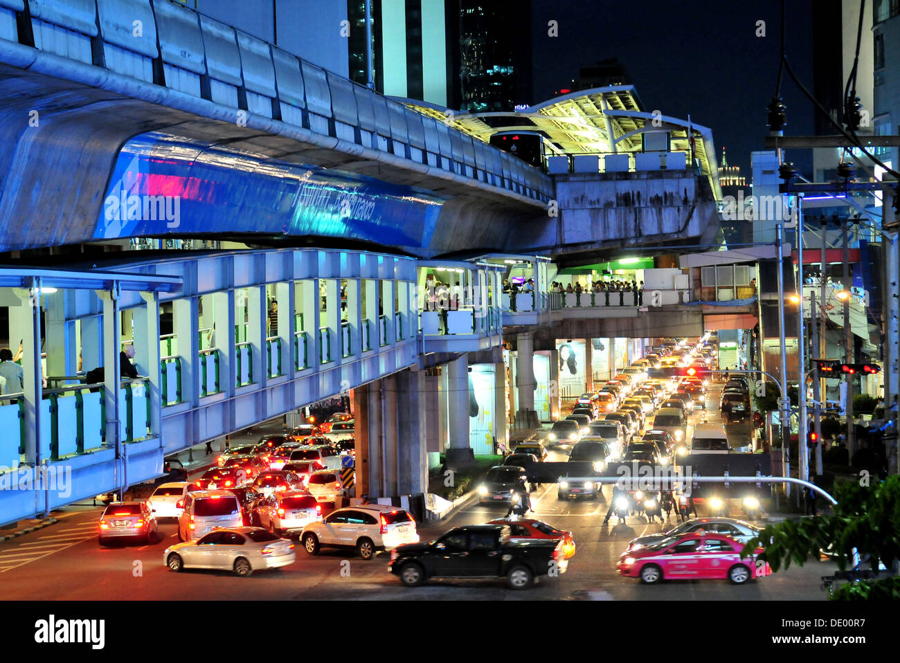 Le trafic massif jam le long de la Sukhumvit Road, Bangkok Banque D'Images