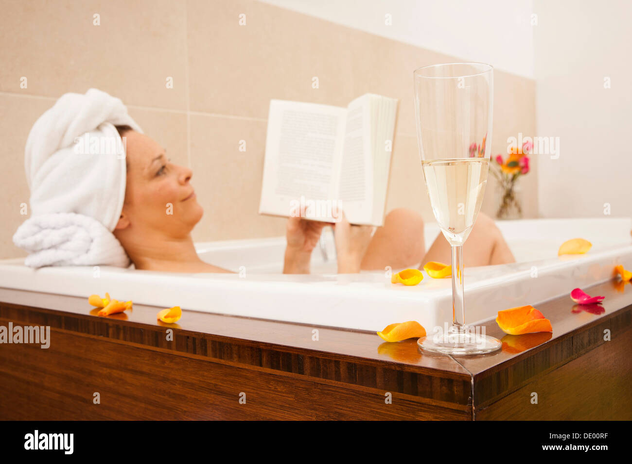 Prendre un bain à la femme et la lecture d'un livre Banque D'Images