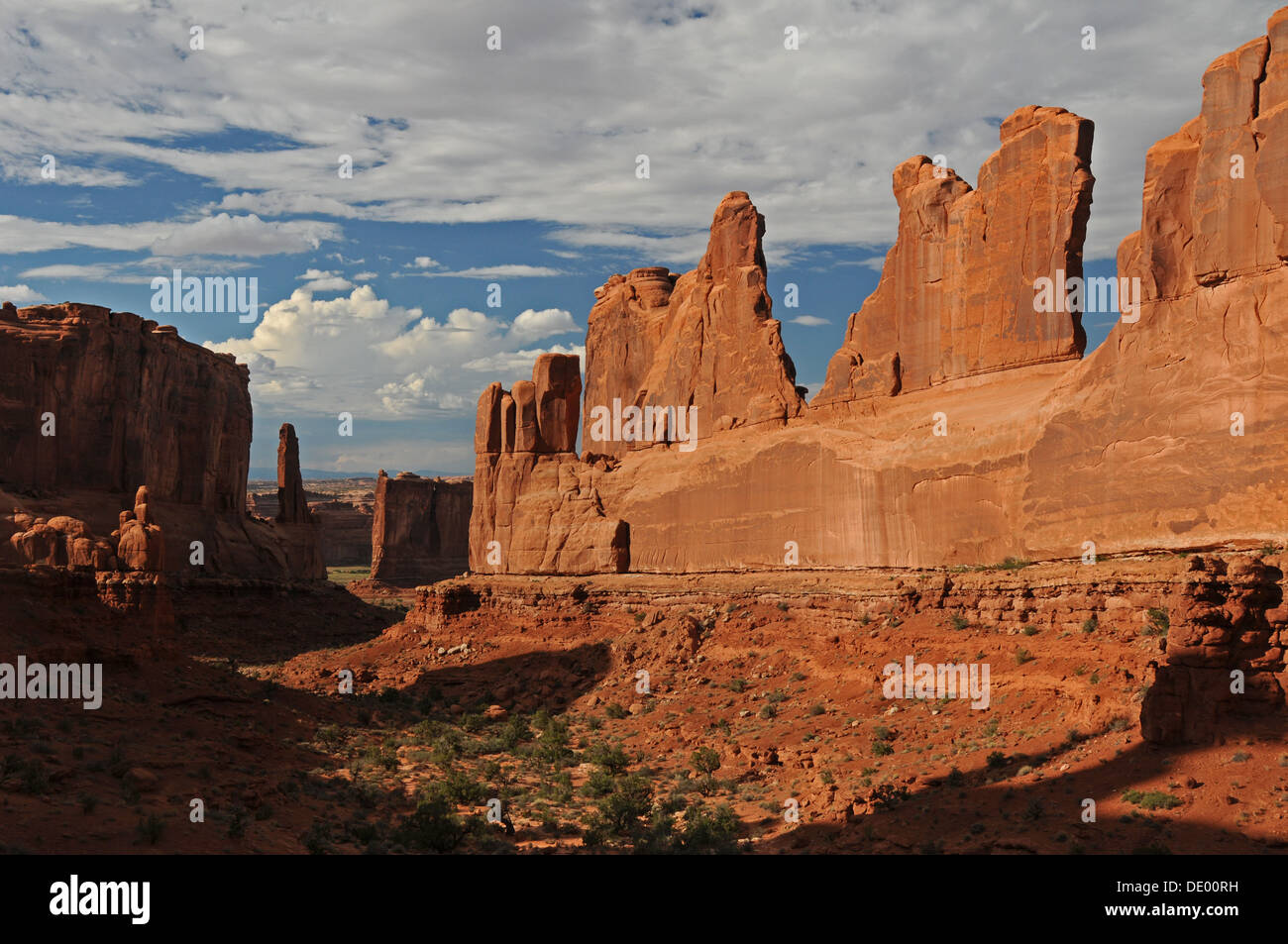 Vue panoramique sur Courthouse Towers de Parc National Arches dans l'Utah, à l'aube Banque D'Images