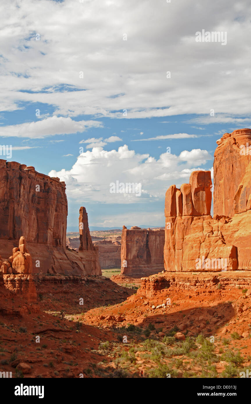 Vue panoramique sur Courthouse Towers de Parc National Arches dans l'Utah, à l'aube Banque D'Images
