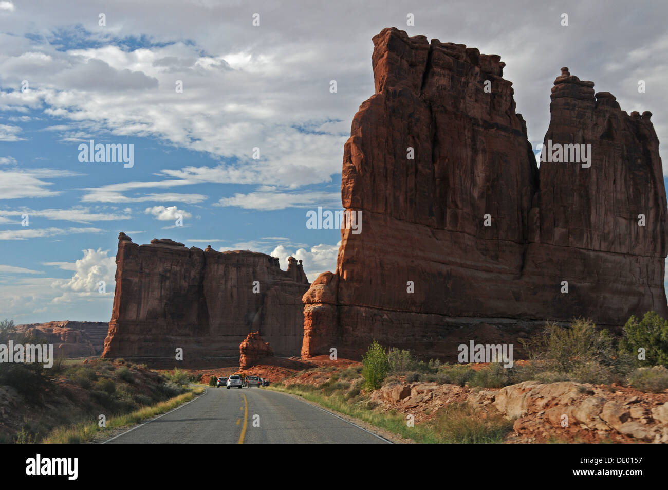 Route panoramique traversant Parc National Arches dans l'Utah près de dunes pétrifiées Banque D'Images