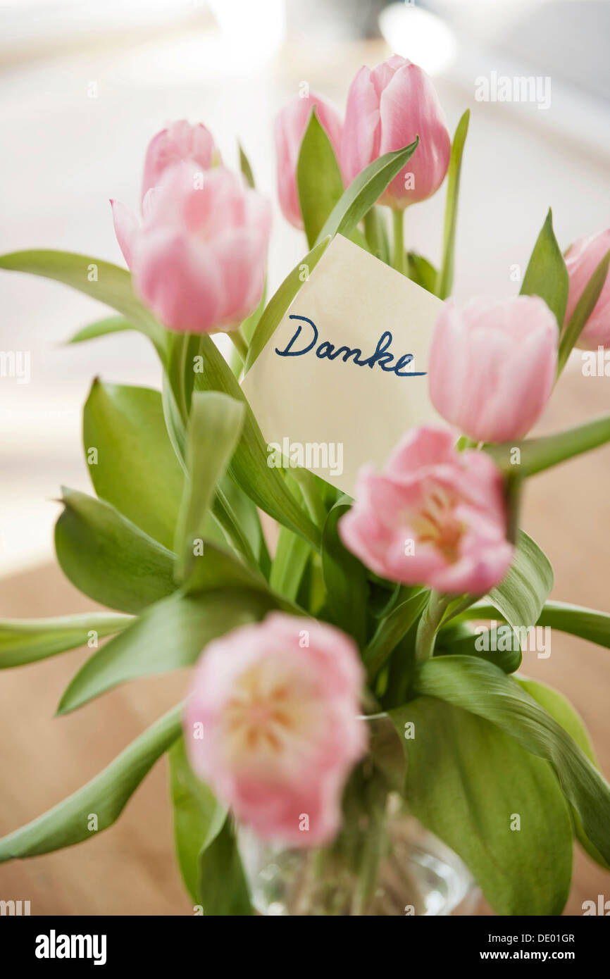 Tulipes dans un vase à la note 'danke', l'allemand pour "merci" Banque D'Images