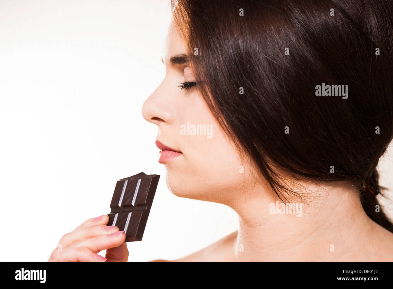Young woman enjoying chocolate Banque D'Images