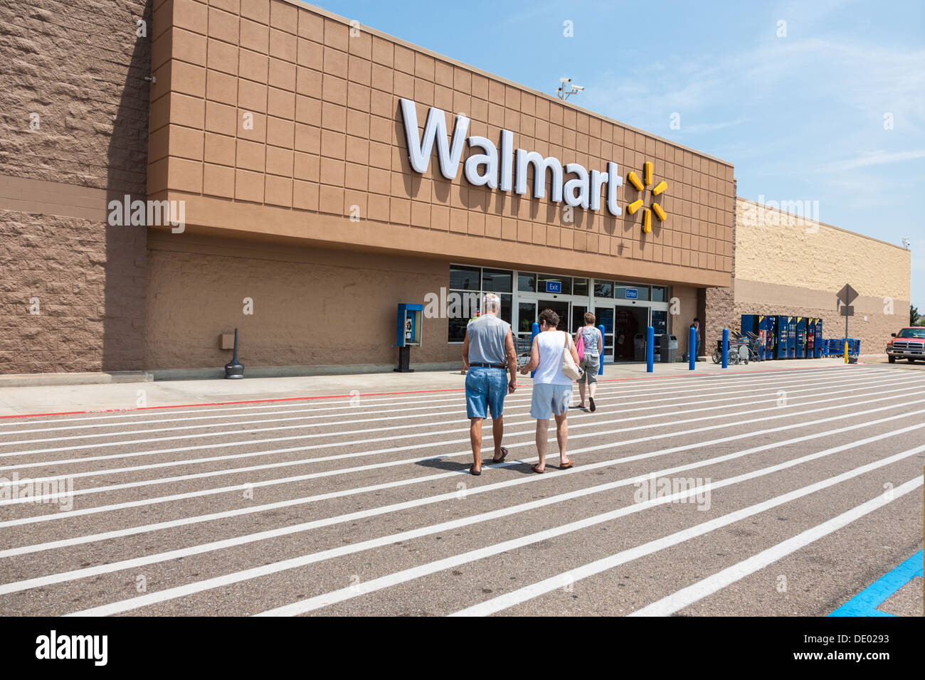 Shoppers entrant dans le centre commercial de Walmart à Biloxi, au