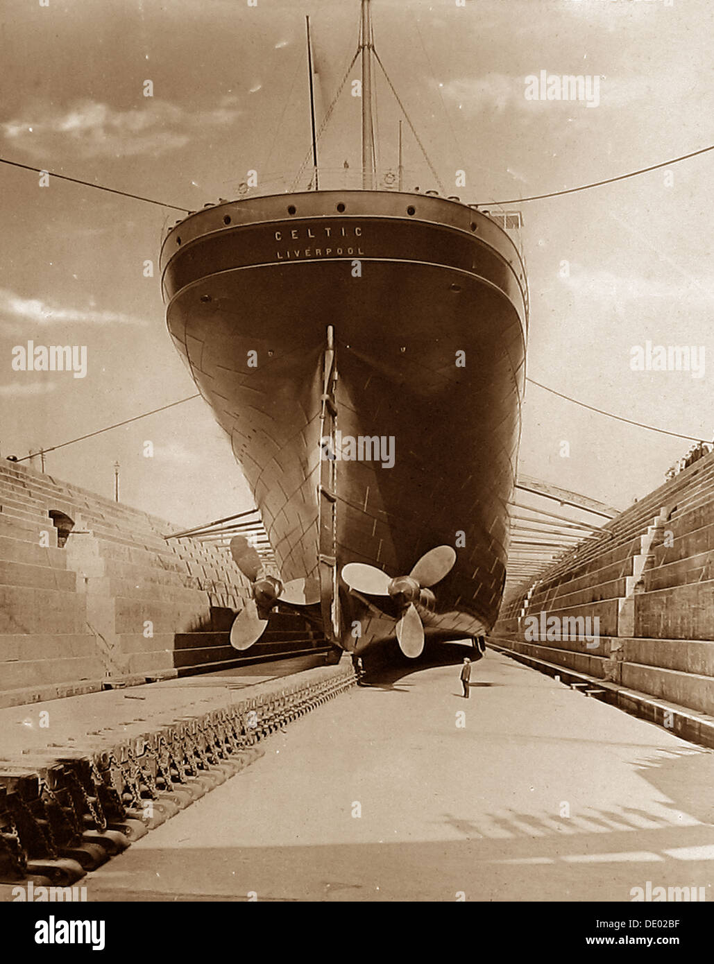 La White Star Line RMS Celtic en cale sèche au début des années 1900 Banque D'Images