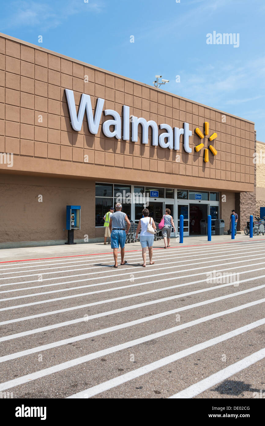 Shoppers entrant dans le centre commercial de Walmart à Biloxi, au Mississippi Banque D'Images