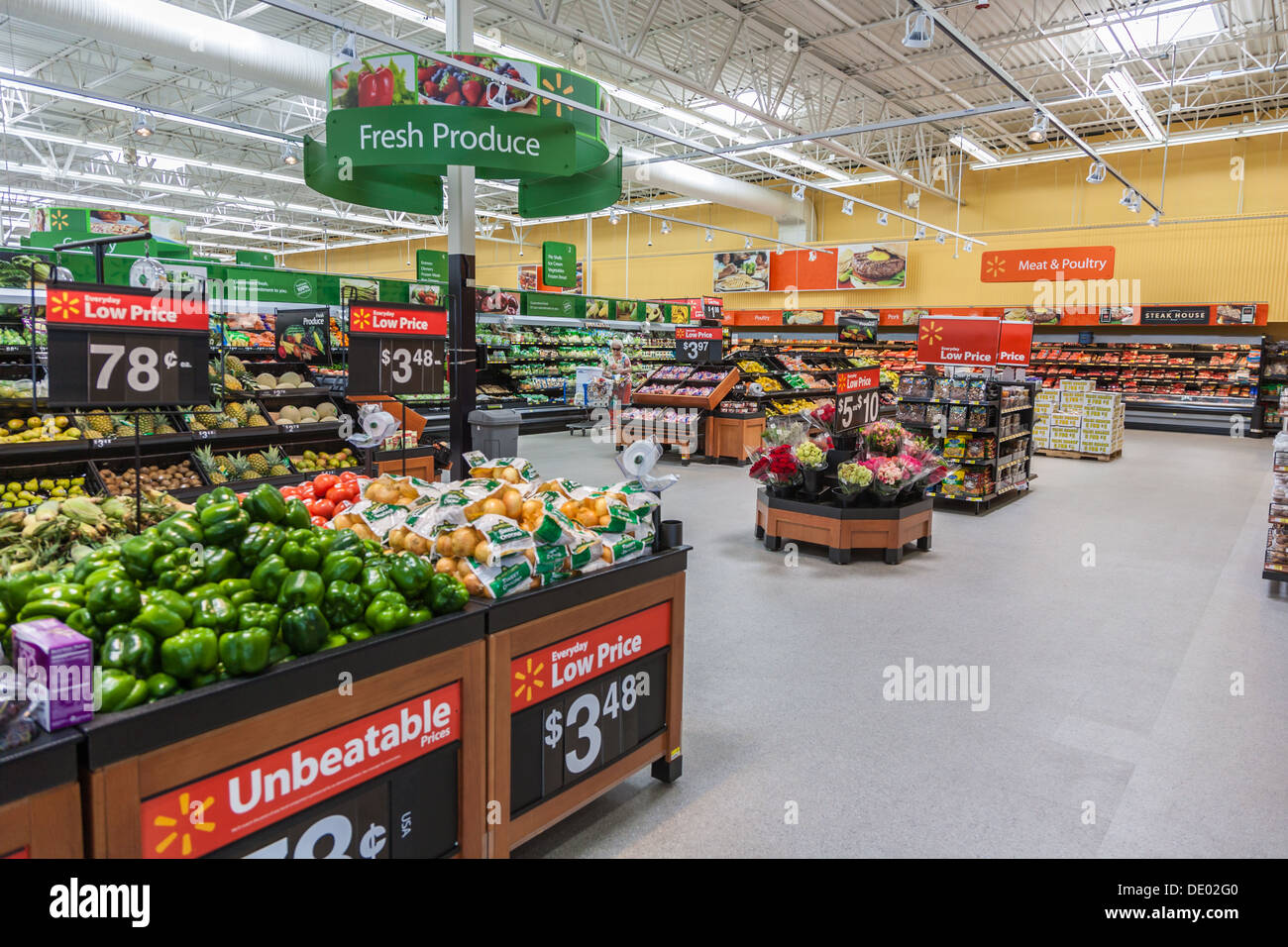 Produire ministère affiche des fruits et des légumes à Walmart centre commercial de Biloxi, Mississippi Banque D'Images