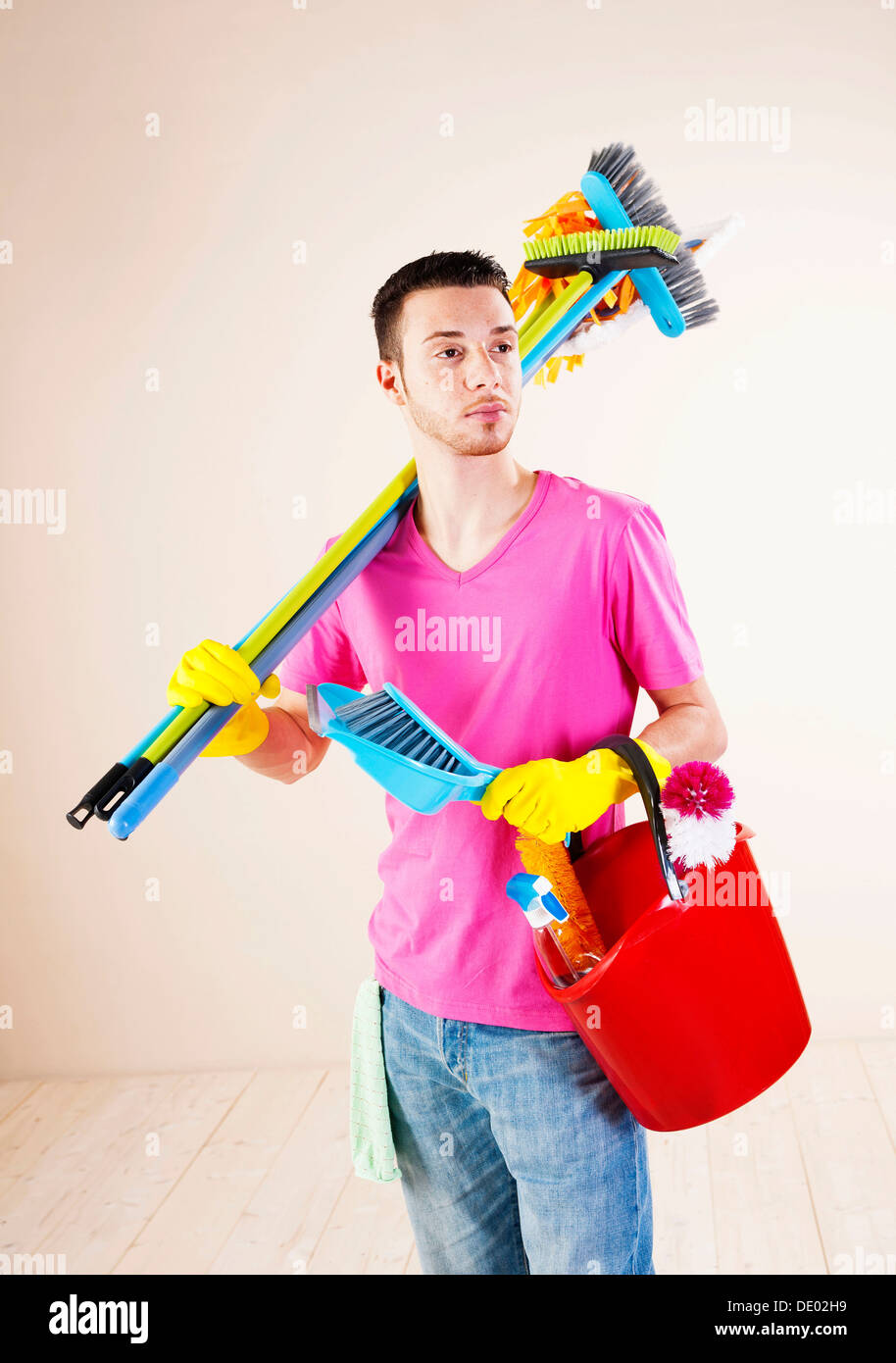 Homme avec les accessoires de nettoyage Banque D'Images