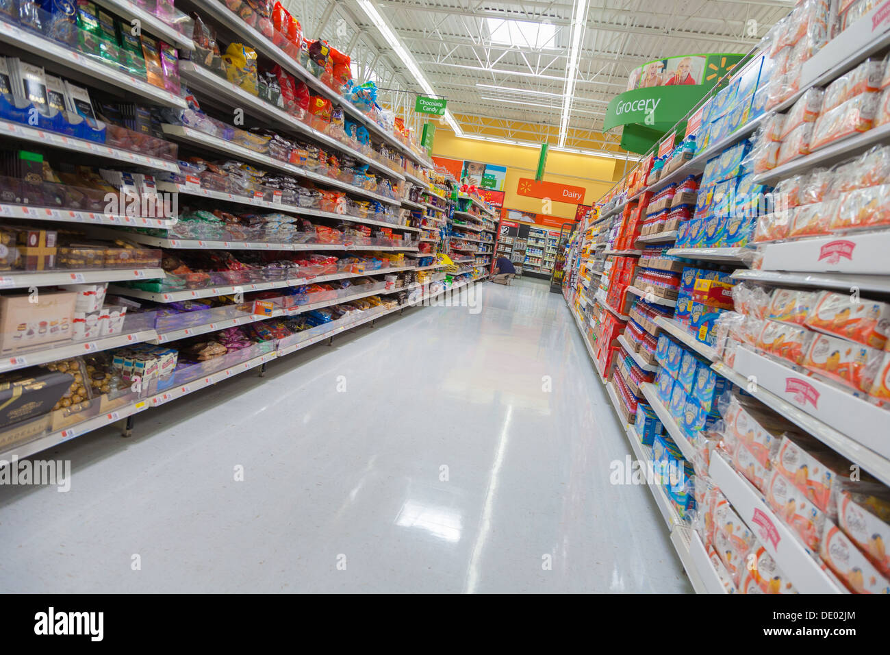 Candy et snack-isle à Walmart centre commercial de Biloxi, Mississippi Banque D'Images