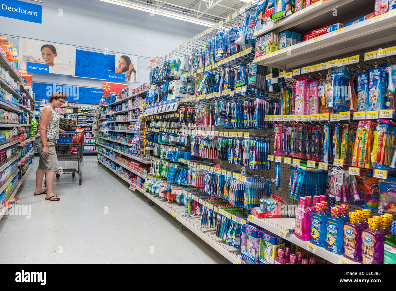 Femme magasinant sur l'île d'hygiène bucco-dentaire au centre commercial Walmart à Biloxi, Mississippi Banque D'Images