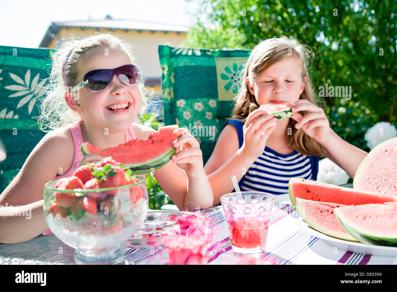 Deux sœurs eating watermelon dans le jardin Banque D'Images