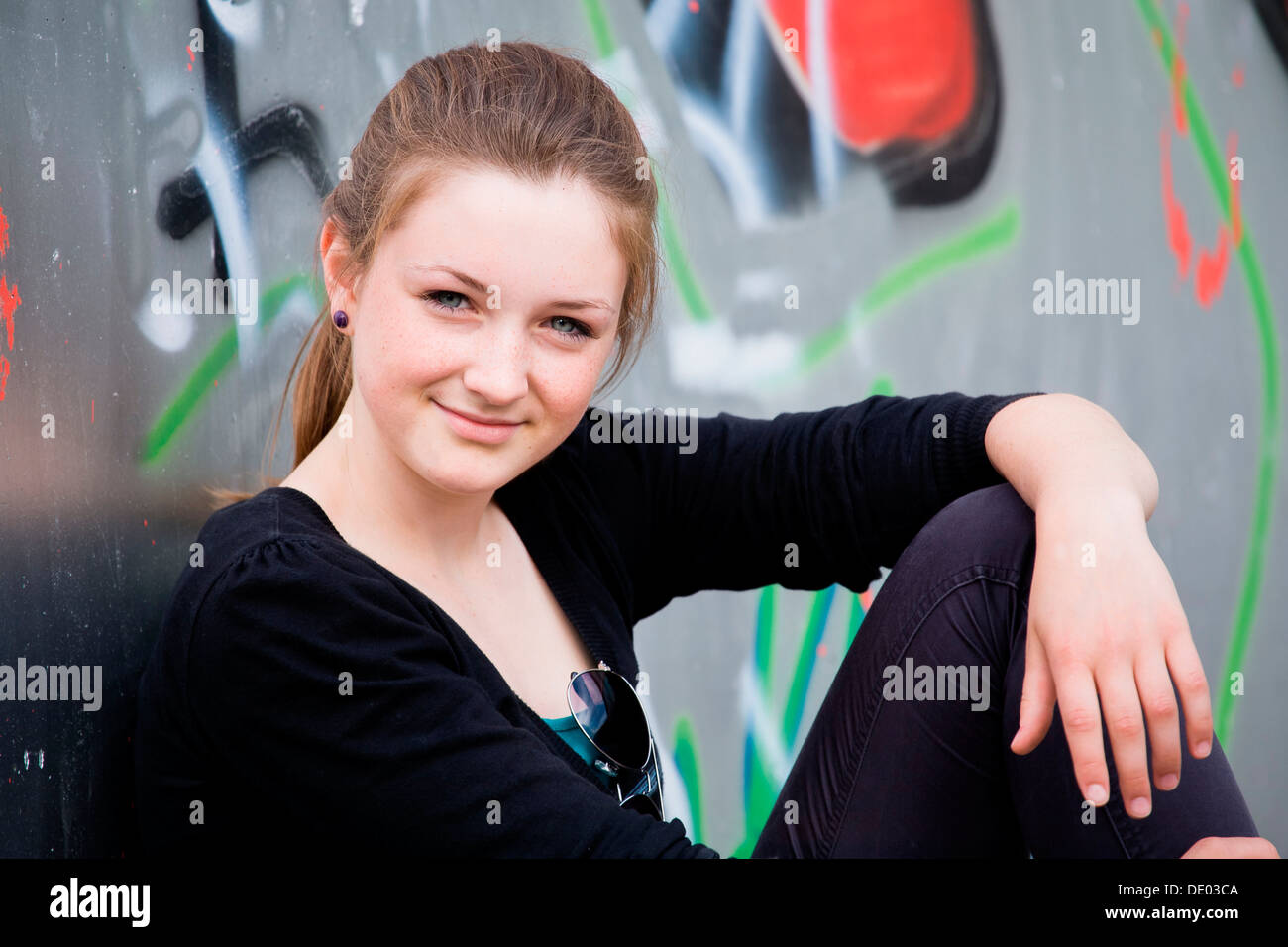 Adolescente en milieu urbain Banque D'Images