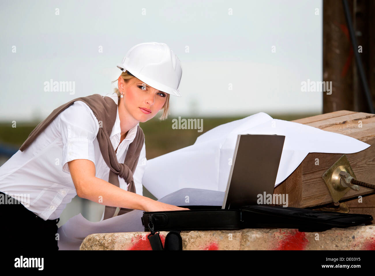 Jeune femme au chantier de construction Banque D'Images